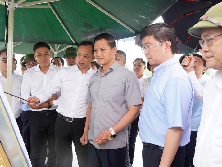 Bí thư Tỉnh ủy Quảng Trị Vương Quốc Tuấn (hàng đầu, thứ ba từ phải ảnh) và Chủ tịch UBND tỉnh Quảng Trị Bùi Hoàng Phương (hàng đầu, thứ hai từ phải ảnh) nghe báo cáo Dự án quần thể du lịch sinh thái, nghỉ dưỡng và vui chơi giải trí núi U Bò - hồ Thác Chuối 