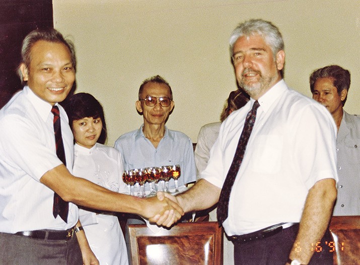 Cái bắt tay lịch sử giữa GS-TSKH. Nguyễn Mại (bên trái) và đại diện Công ty Vietnam Invesment Review Ltd. đã đặt nền móng cho sự phát triển của Báo Đầu tư. Lễ ký văn bản hợp tác có sự chứng kiến của Bộ trưởng Võ Đông Giang (đứng giữa) - người có nhiều công lao trong việc thành lập và định hướng sự phát triển của Báo Đầu tư thời gian đầu