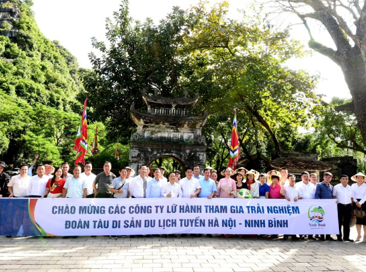 Các đại biểu chụp hình lưu niệm tại Khu Du lịch Thung Ui, Ninh Bình.