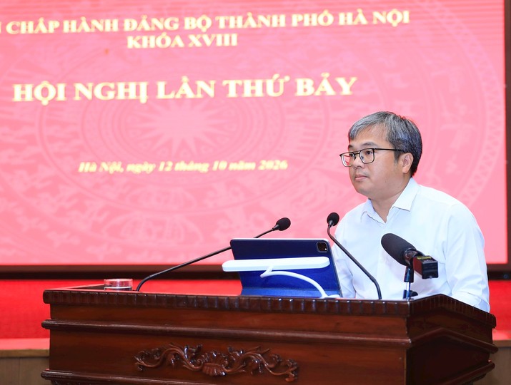 Phó Chủ tịch UBND TP. Hà Nội Trương Việt Dũng trình bày báo cáo tại hội nghị. Ảnh: Quang Thái