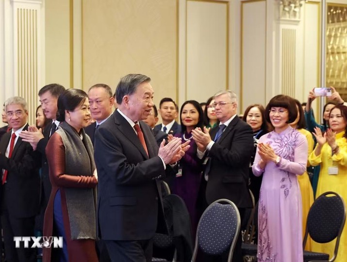 Đại diện cộng đồng người Việt Nam tại châu Âu dự cuộc gặp gỡ với Tổng Bí thư, Chủ tịch nước Tô Lâm và Phu nhân Ngô Phương Ly. (Ảnh: Thống Nhất/TTXVN)