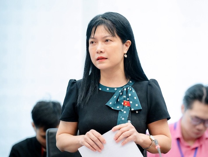Đại biểu Tạ Thị Yên phát biểu tại tổ.
