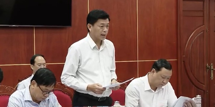 Ông Trần Công Khanh - Phó Giám đốc Sở Tài chính báo cáo tại Cuộc họp tổ chức rà soát kịch bản tăng trưởng quý IV/2026 của UBND tỉnh Cà Mau.