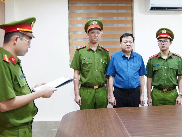 Cơ quan điều tra tống đạt các quyết định, lệnh tố tụng đối với Hoàng Văn Lộc, Bí thư Đảng ủy, Chủ tịch HĐND xã Hợp Kim. Ảnh: CAPT