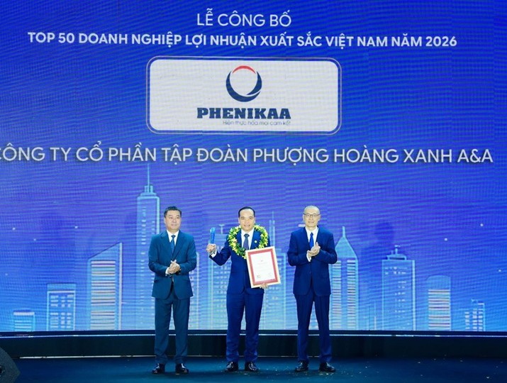 Ông Cao Hoàng Long - Phó Tổng Giám đốc Tập đoàn Phenikaa nhận kỉ niệm chương tại Lễ công bố.
