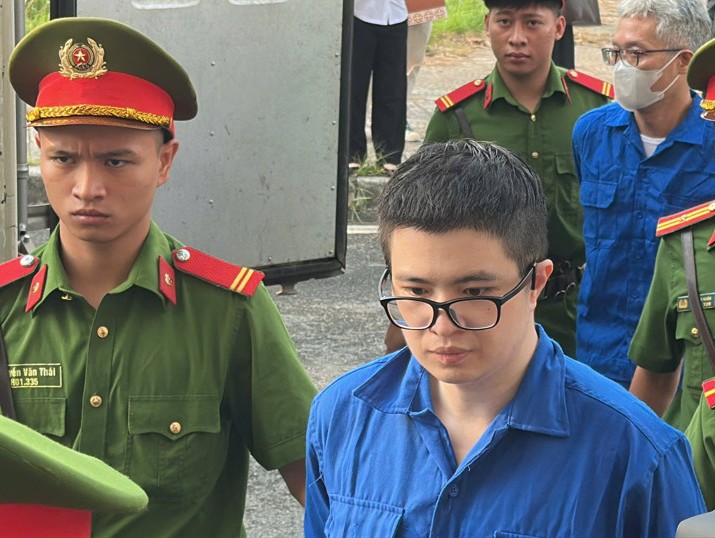 Phó Đức Nam (TikToker Mr Pips) bị áp giải đến tòa.