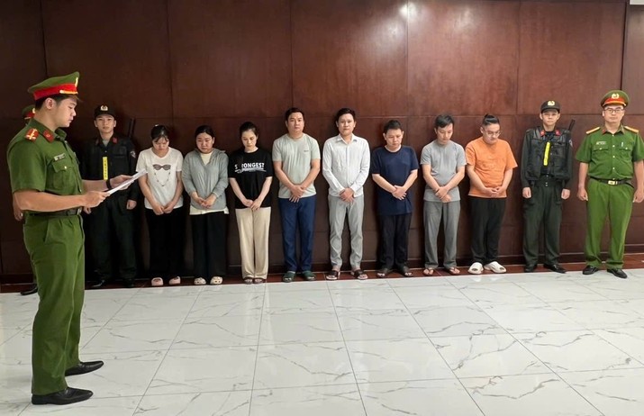 Công an TP.HCM tống đạt quyết định khởi tố đối với các đối tượng liên quan.