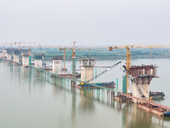 CC1 cùng các nhà thầu đẩy nhanh tiến độ thi công cầu Hồng Hà