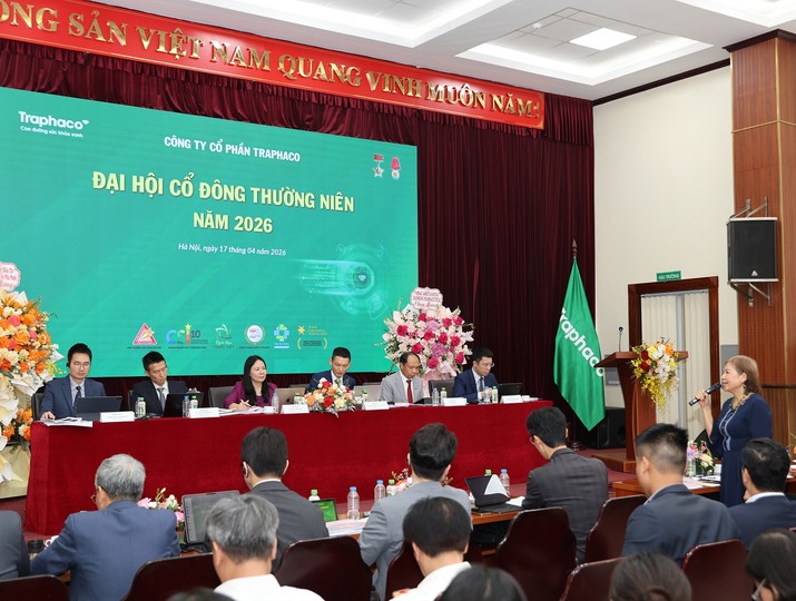 Cổ đông trao đổi tại đại hội 