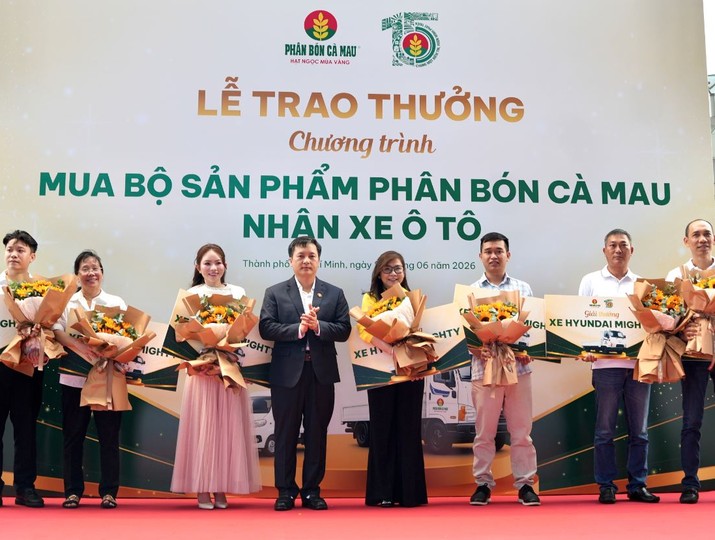 Ông Nguyễn Thanh Tùng, Tổng Giám Đốc PVCFC trao giải xe tải Hyundai 3,5 tấn cho các đại lý