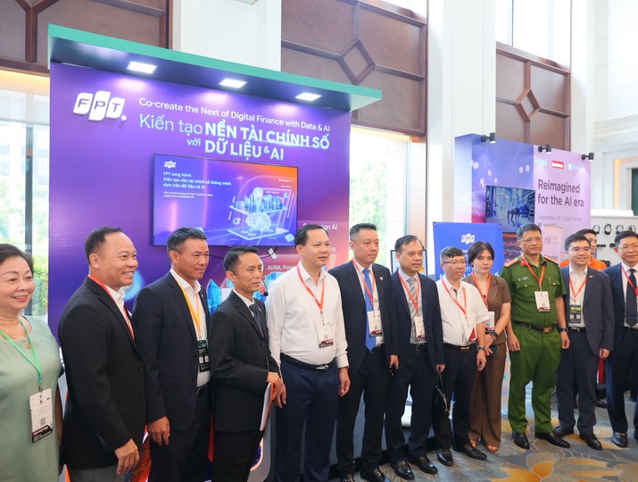 Đại biểu tham quan gian hàng FPT 