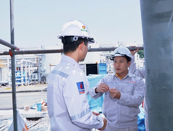 Ông Nguyễn Thanh Tùng - Tổng giám đốc PVCFC trực tiếp kiểm tra các hạng mục tại công trường.