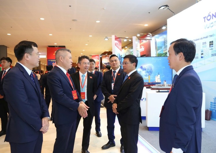 Bộ trưởng Nguyễn Văn Thắng tham quan khu triển lãm của các doanh nghiệp thuộc Bộ Tài chính 