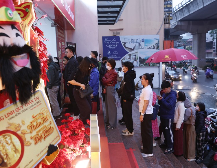 Xếp hàng từ tờ mờ sáng mua vàng ngày Vía Thần Tài