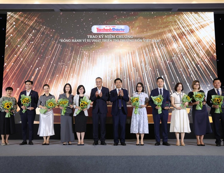 Vinh danh 20 doanh nghiệp đồng hành vì sự phát triển thị trường vốn
