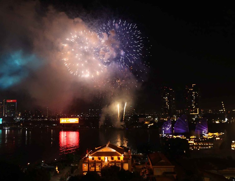 TP.HCM rực sáng pháo hoa đón năm 2026 