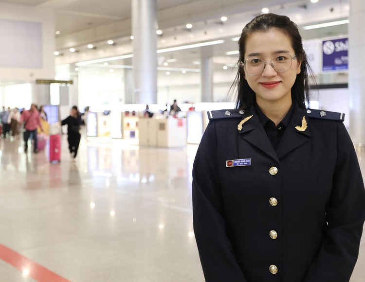 Hải quan Tân Sơn Nhất căng mình giữ nhịp xuất nhập cảnh, hàng hóa dịp Tết 