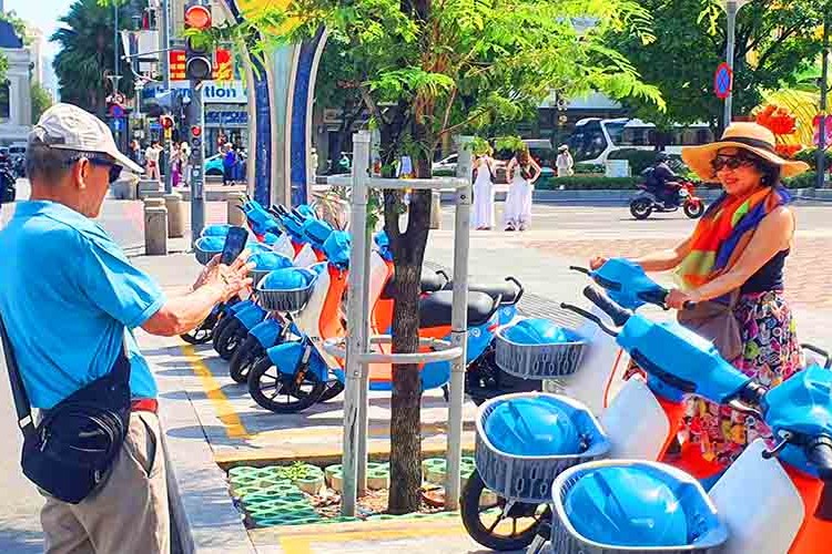 Người dân TP.HCM trải nghiệm miễn phí xe điện công cộng tại trung tâm thành phố 