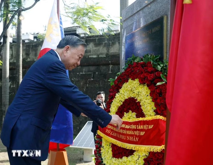 Tổng Bí thư, Chủ tịch nước và Phu nhân dâng hoa tại Tượng đài Bác Hồ ở Manila 