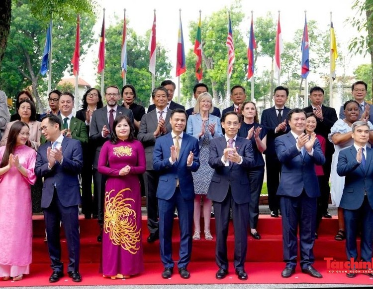 [Ảnh] Lễ Thượng cờ kỷ niệm 59 năm Ngày thành lập ASEAN 