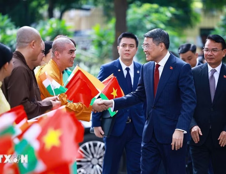 [Ảnh] Thủ tướng Lê Minh Hưng dâng hoa tại Tượng Chủ tịch Hồ Chí Minh ở New Delhi 