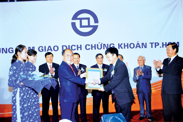 Năm 2007, Trung tâm GDCK TP. HCM được chuyển đổi thành Sở GDCK  TP. HCM. Việc chuyển đổi mô hình đã giúp HOSE có một vị trí tương xứng với các sở GDCK trên thế giới trong mối quan hệ và hợp tác quốc tế, từ đó, nâng cao vị trí và tầm ảnh hưởng của TTCK Việ