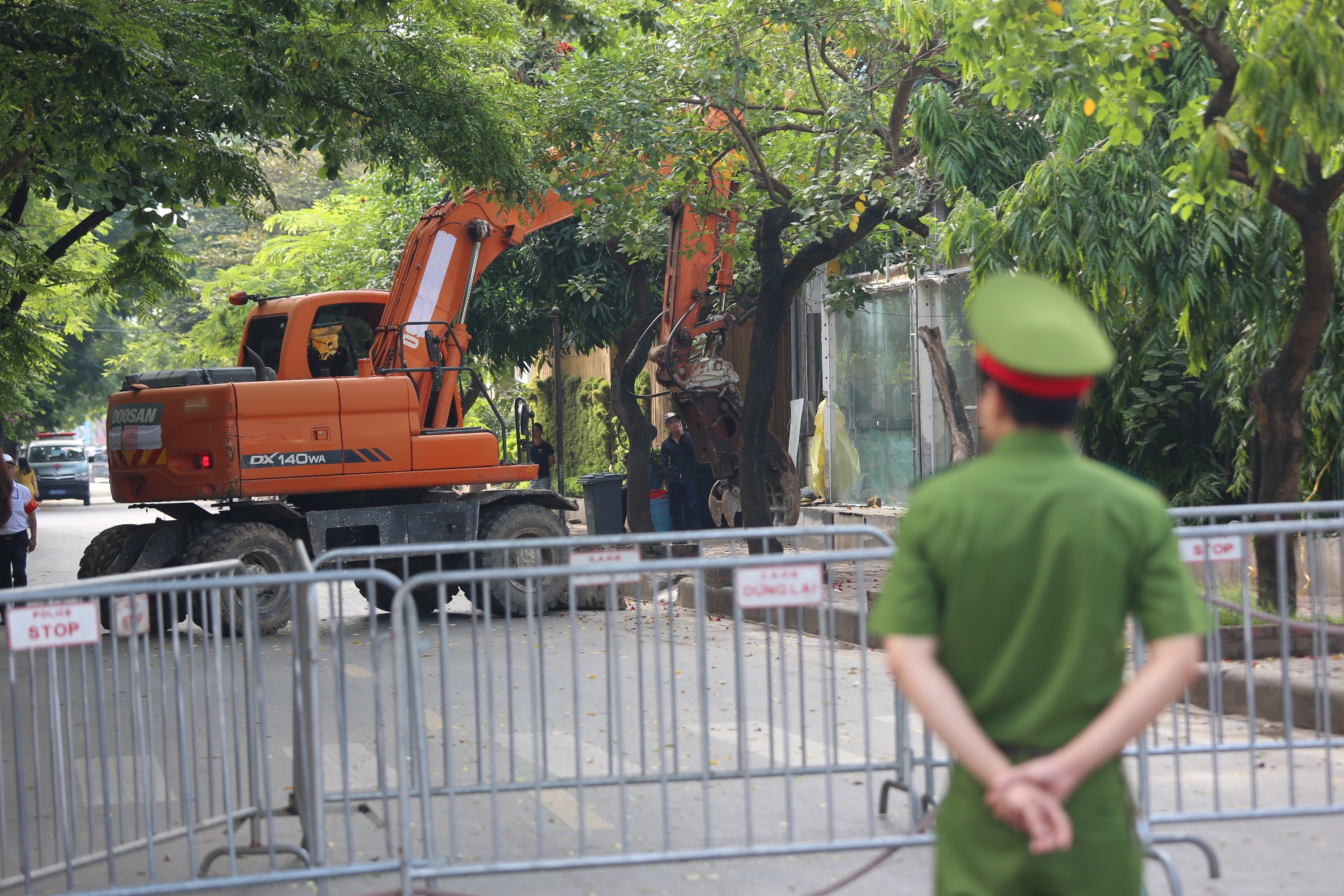 Mặc cưỡng chế, hàng quán vẫn yên tâm kinh doanh trên đất vàng Phan Kế Bính