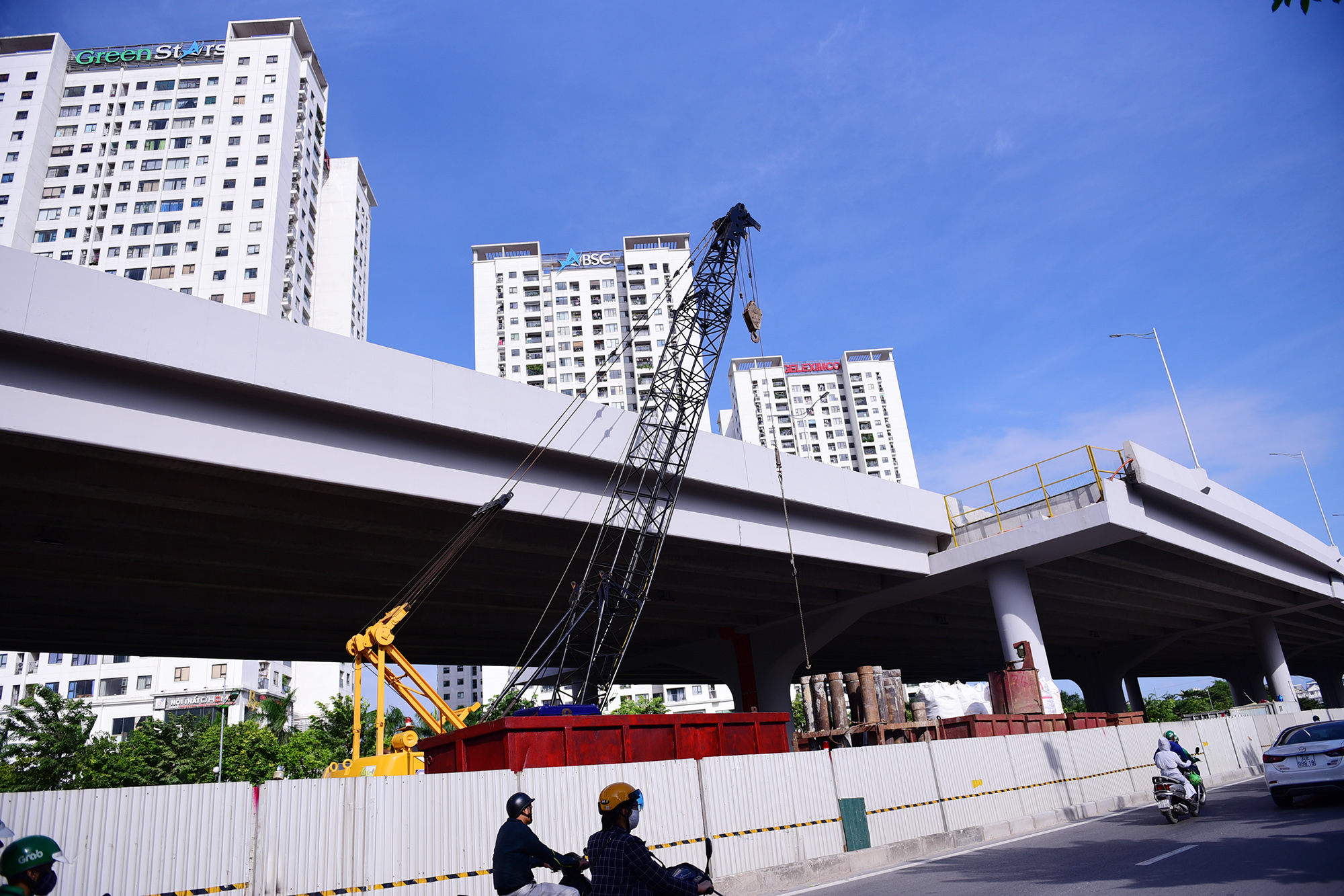 Chuẩn bị thông xe, vành đai 3 trên cao đoạn Mai Dịch - Nam Thăng Long vẫn chưa có lối lên xuống 