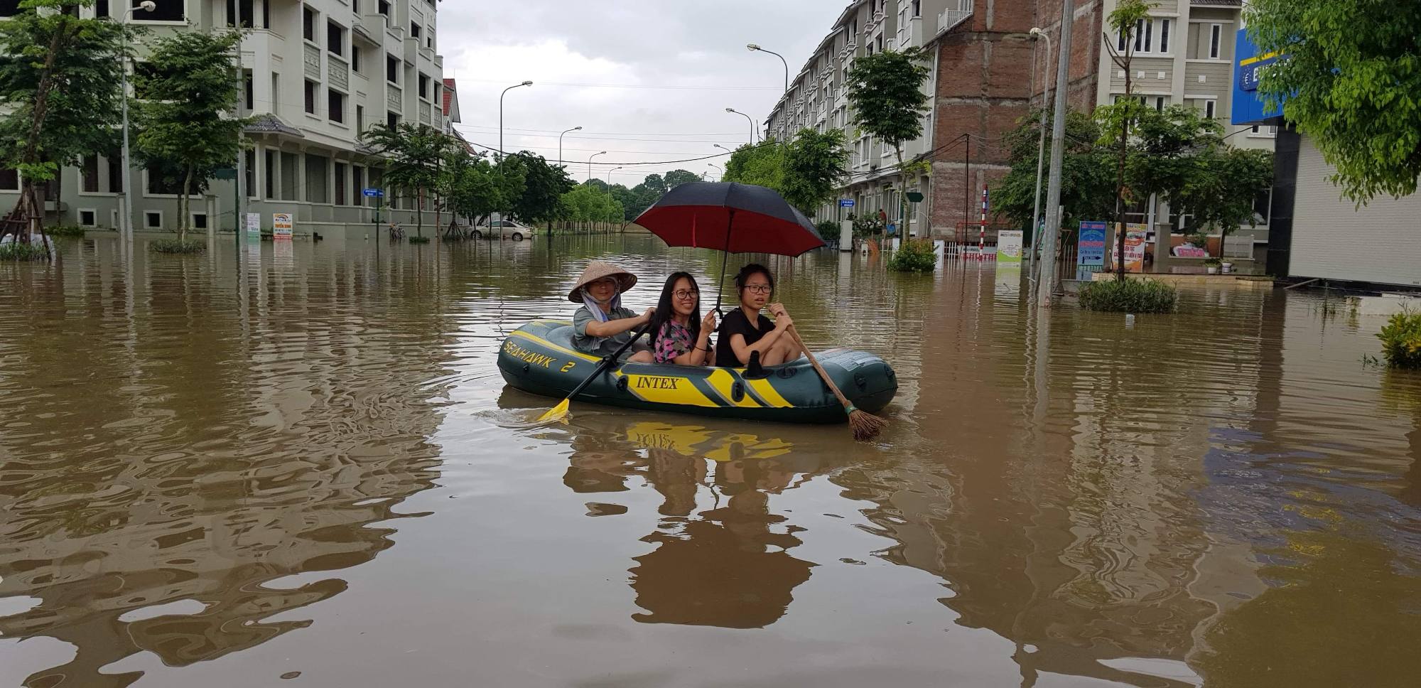 Dân Thiên Đường Bảo Sơn chèo thuyền vào nhà 