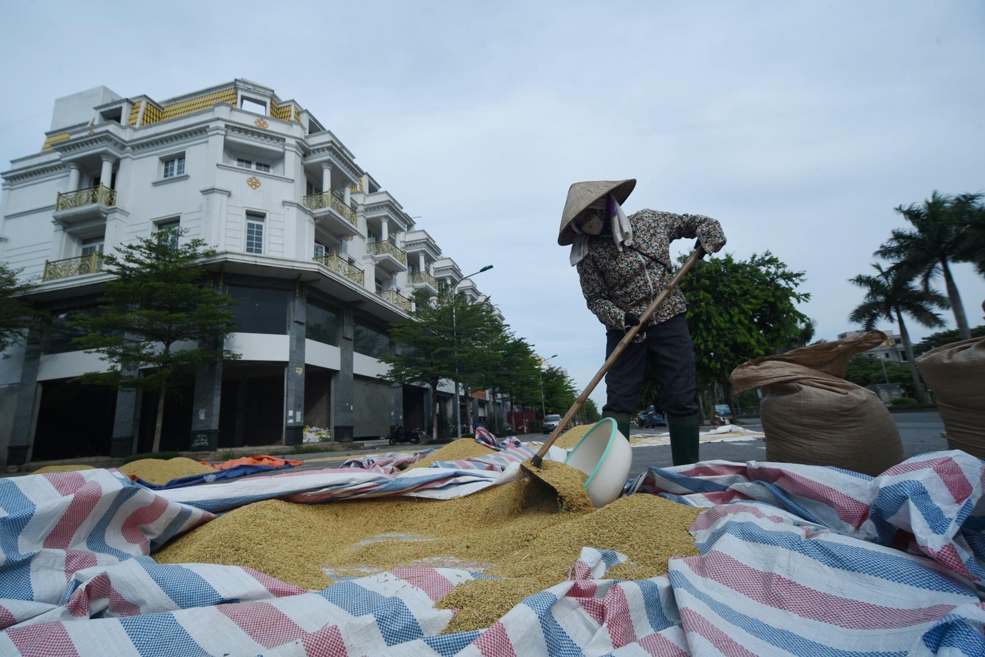 Shophouse "sang, xịn, mịn" tại Lê Trọng Tấn (Hà Đông, Hà Nội) biến thành sân phơi thóc