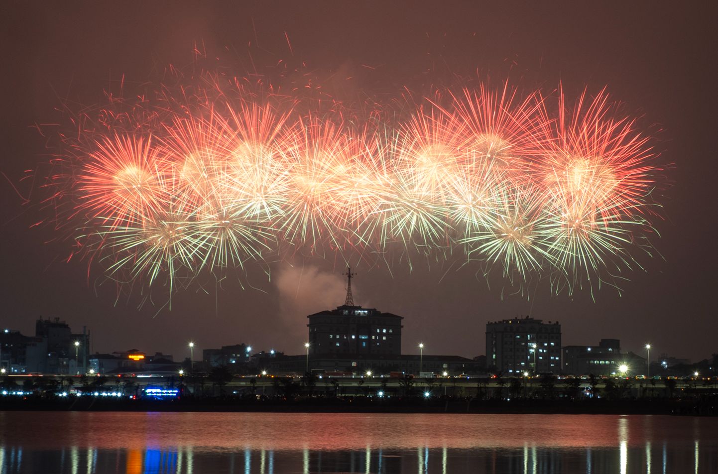 Lần đầu tiên Thủ đô Hà Nội tổ chức một sự kiện văn hóa – chính trị kết hợp trình diễn pháo hoa nghệ thuật quy mô 25.000 người