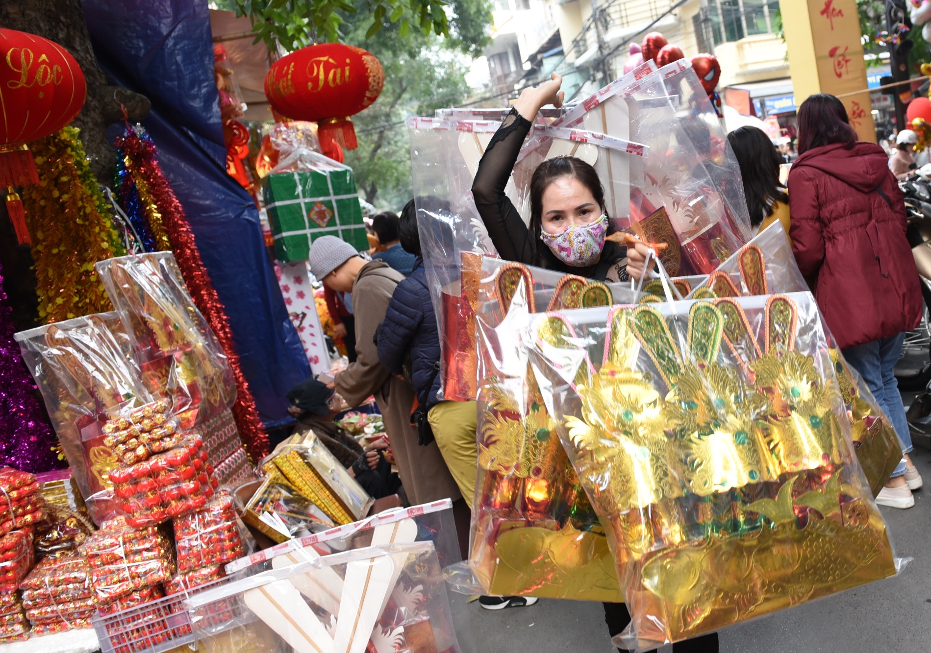 Cửa hàng vàng mã tất bật phục vụ ông Công, ông Táo 