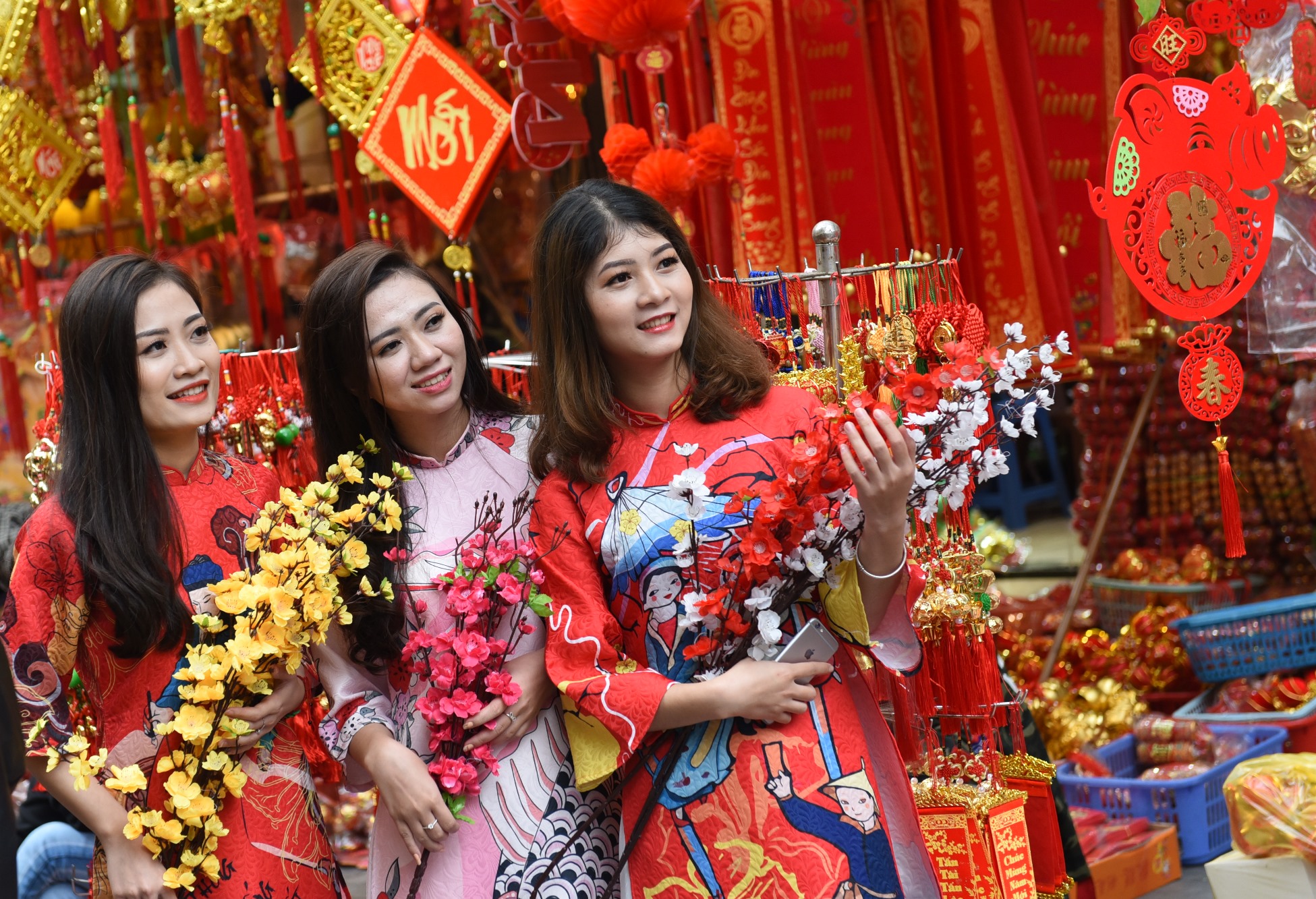 Hàng Mã lung linh khoe hàng Tết, thiếu nữ má hồng chụp dáng xuân