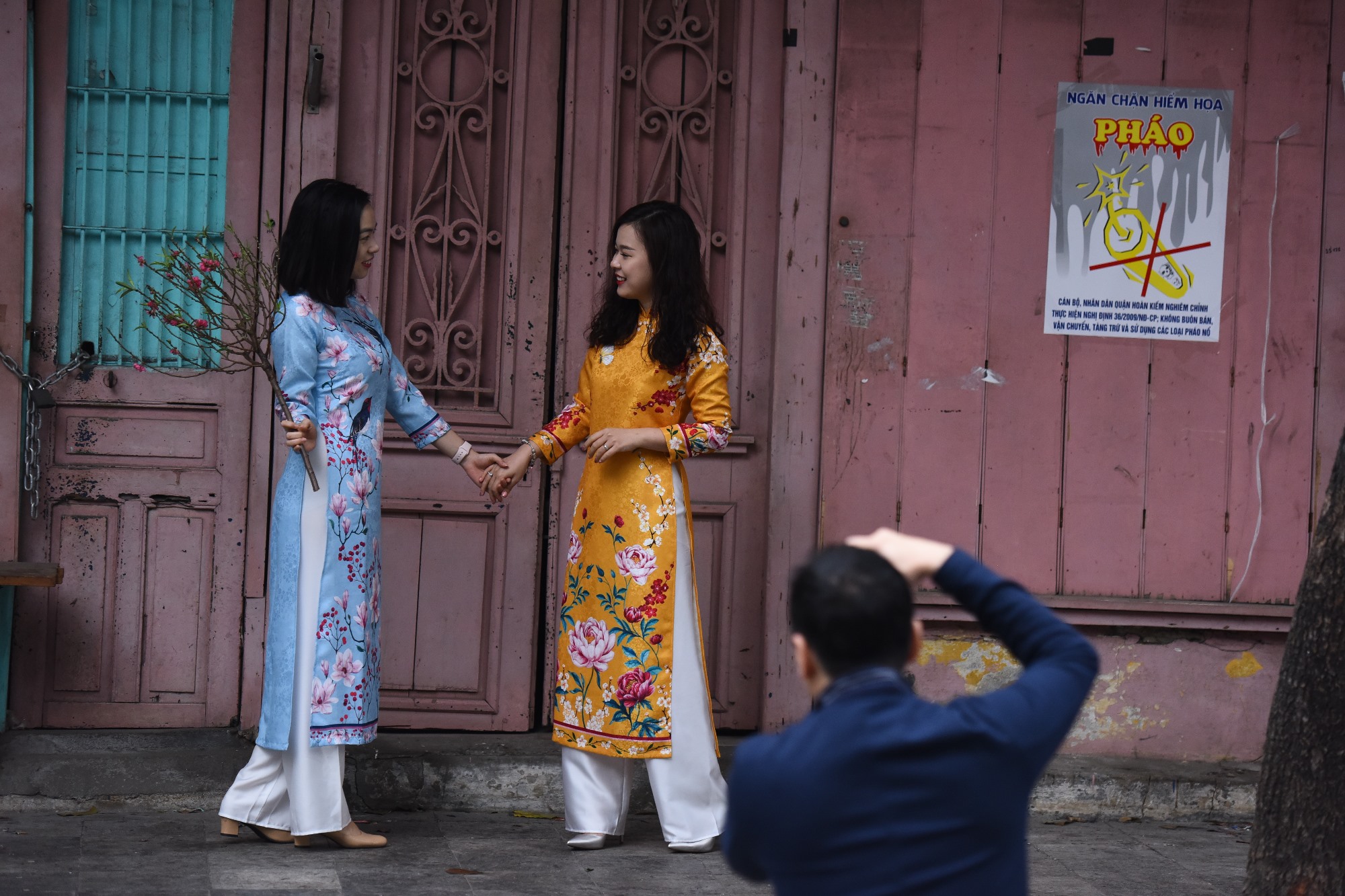 Hà Nội thanh vắng ngày mùng 1 Tết, giới trẻ selfie giữa đường