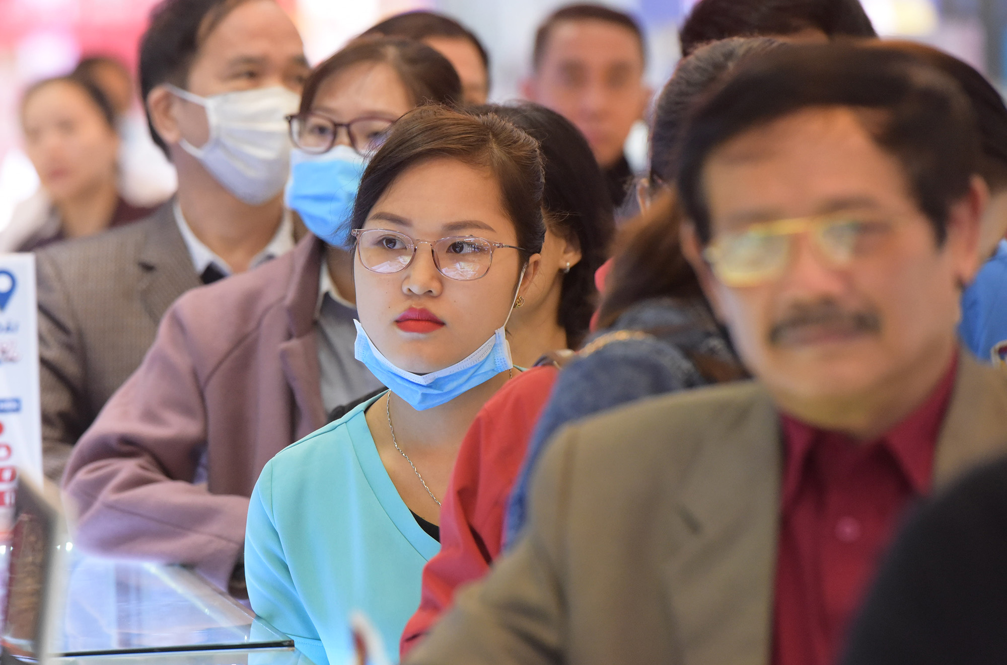 Giá vàng nhảy múa, người dân lại xếp hàng dài bán mua