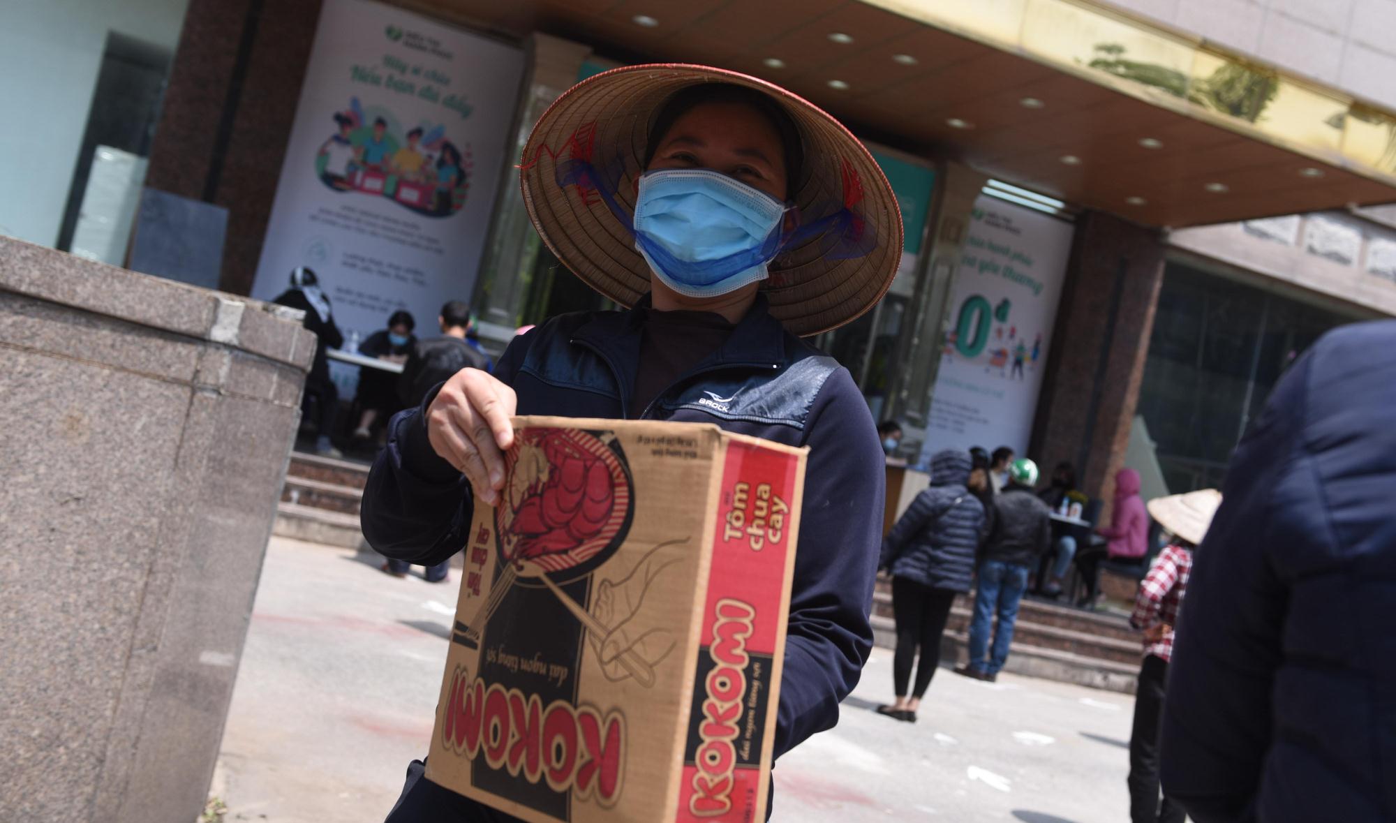 Dân nghèo đội nắng nóng xếp hàng chờ shopping siêu thị 0 đồng