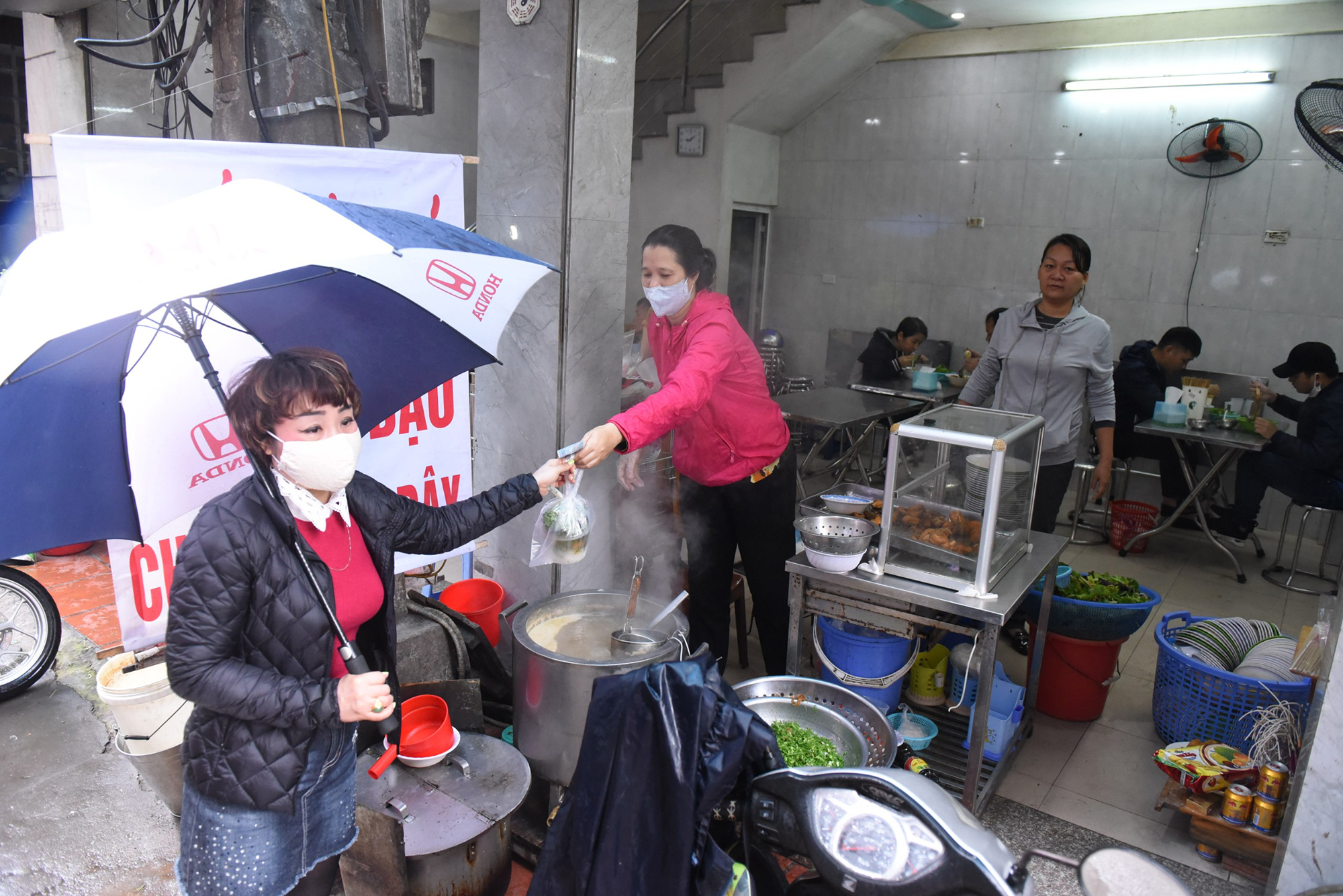 Hà Nội: Hàng quán rục rịch mở cửa sau cách ly xã hội 