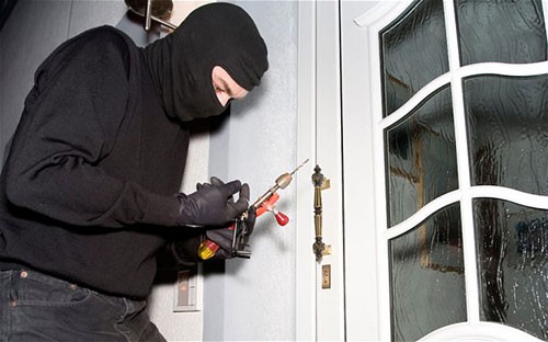 Ở chung cư cao cấp, cư dân vẫn phát hoảng vì… trộm phá cửa “ghé thăm”