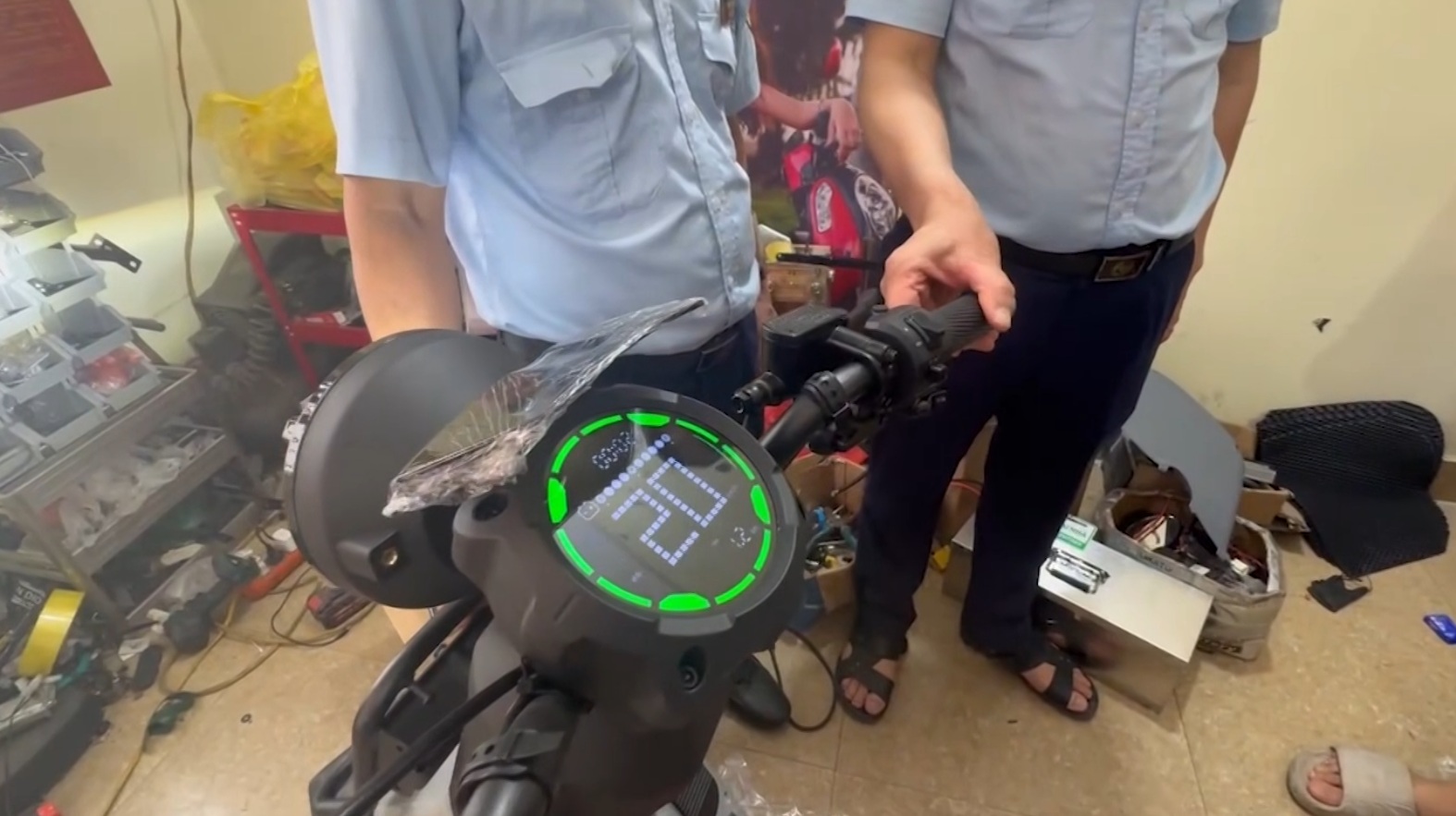 Phát hiện cơ sở kinh doanh xe đạp điện "trá hình" tại Hà Nội