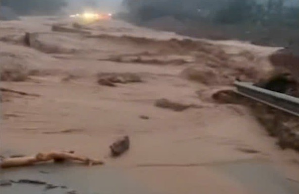 Mưa lũ gây ảnh hưởng nghiêm trọng tuyến cao tốc qua miền Trung