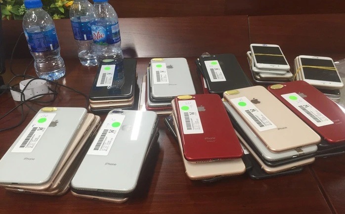 Hải quan thanh lý 2 lô tang vật vi phạm gồm điện thoại iPhone, OPPO và HONOR