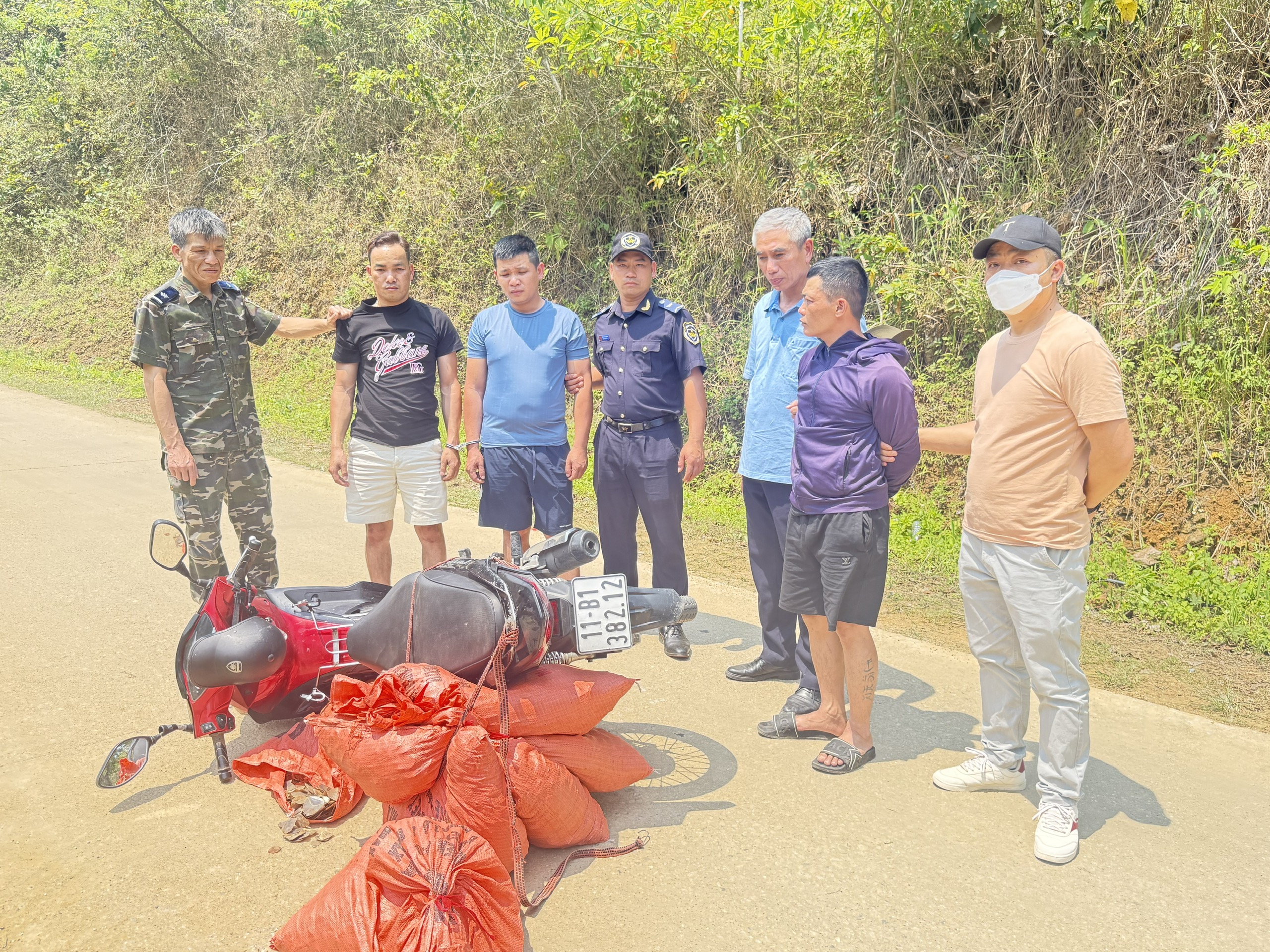 Bắt gần 60 kg vảy nghi là vảy tê tê tại Cao Bằng