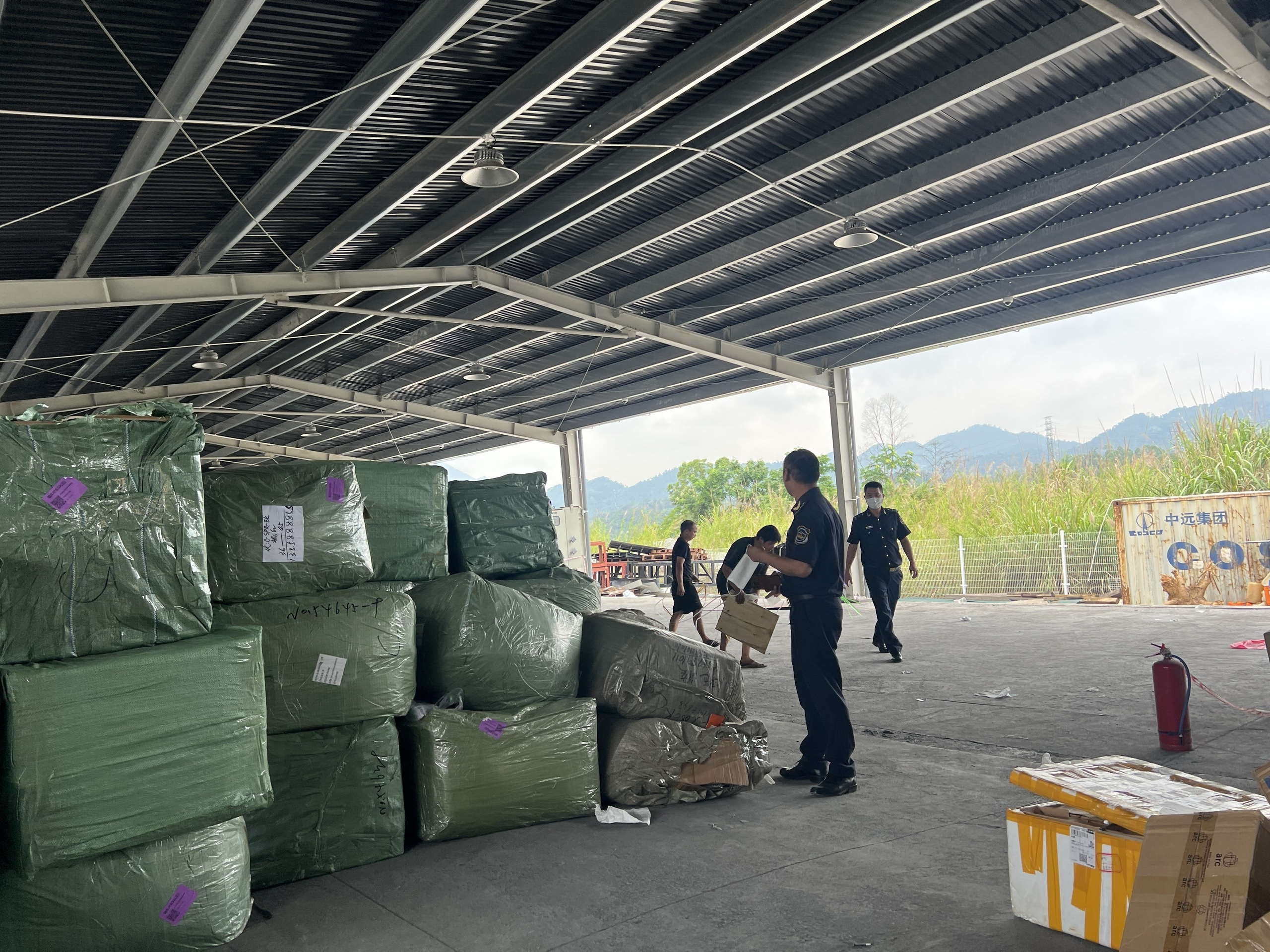 Khởi tố vụ hàng giả quy mô lớn quá cảnh qua cửa khẩu Hữu Nghị