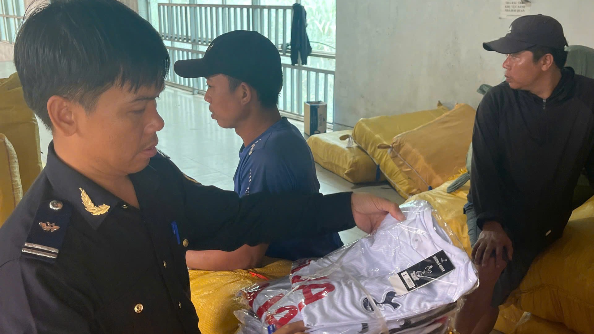 Lại bắt gần 18.400 sản phẩm nghi hàng giả tại Lao Bảo, Cha Lo