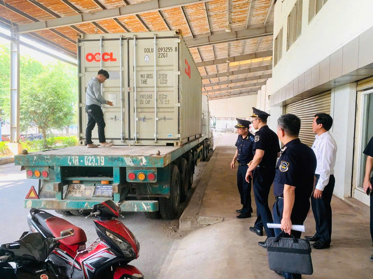 Hải quan phát hiện 325.000 bao thuốc lá ESSE giả