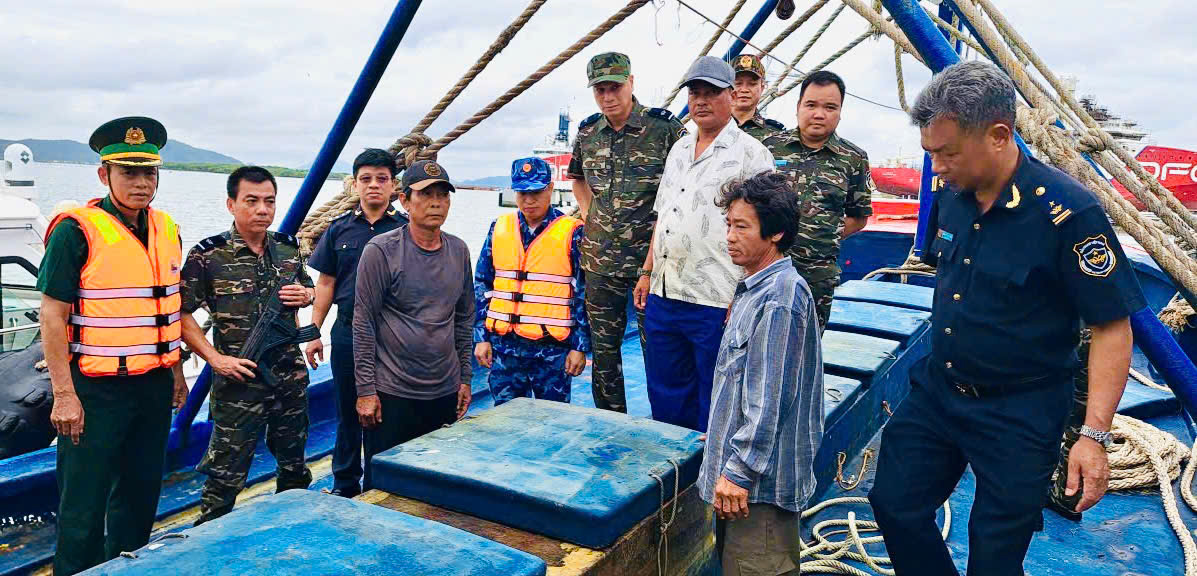 Bắt tàu vận chuyển 30.000 lít dầu DO không rõ nguồn gốc trên biển
