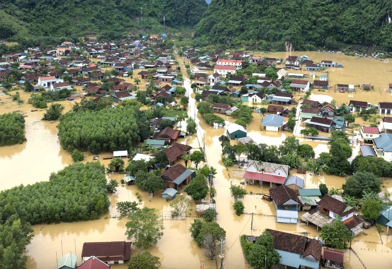 Khẩn trương, tập trung cao độ khắc phục nhanh hậu quả bão lũ tại Trung Bộ