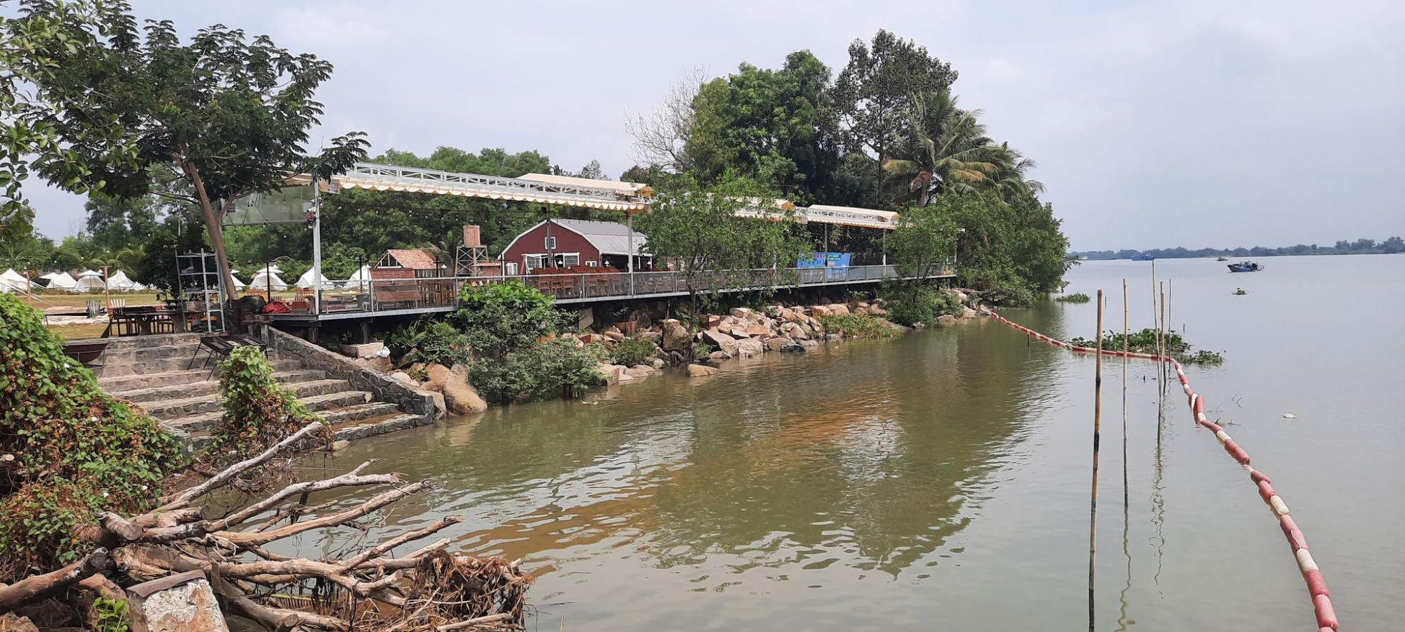 TP.HCM: Cưỡng chế nếu doanh nghiệp không tháo dỡ công trình lấn chiếm hành lang sông, kênh, rạch