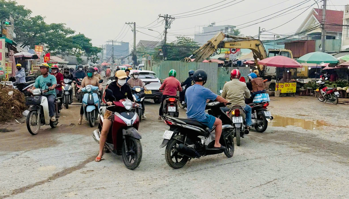 TP.HCM: Sẽ cưỡng chế nếu chủ đầu tư không thu dọn rào chắn công trình trước Tết