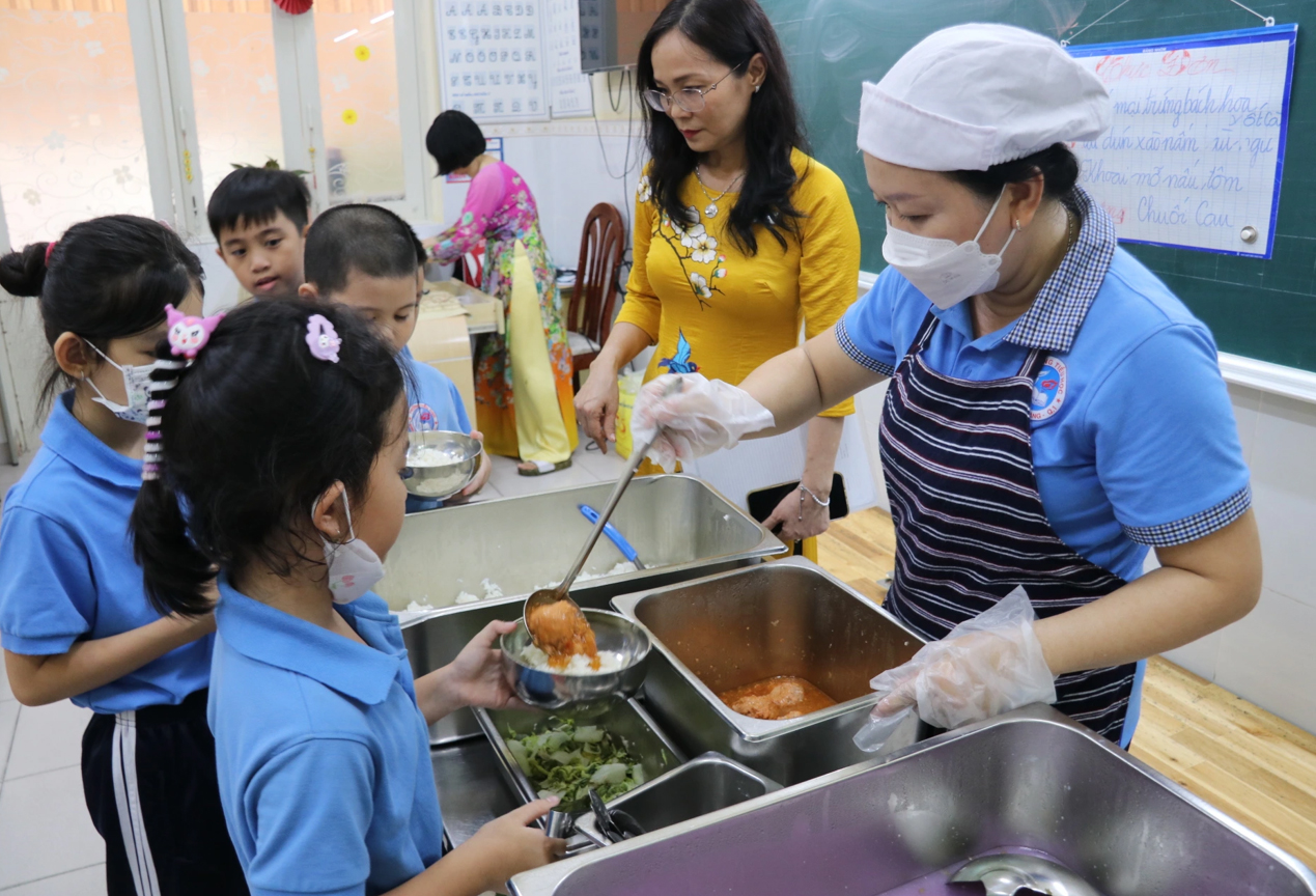 TP.HCM tổng kiểm tra hơn 300 doanh nghiệp, cơ sở cung cấp suất ăn, thực phẩm trường học